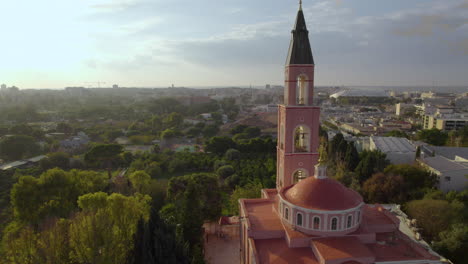 Ziehen-Sie-Sich-Zurück-Und-Enthüllen-Sie-Eine-Wunderschöne-Kirche,-Die-Von-Bäumen-Umgeben-Ist---Drohnenaufnahme