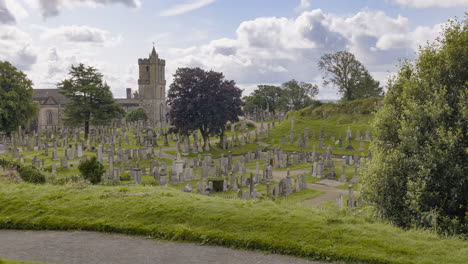 Cementerio-De-La-Ciudad-Vieja-Y-La-Catedral-Santa-Y-Grosera-En-Stirling,-Escocia,-Reino-Unido-En-Una-Toma-Panorámica