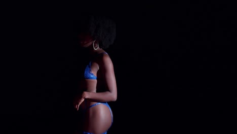 Junge-Afrikanische-Frau,-Die-Nachts-In-Einem-Sexy-Blauen-Dessous-Outfit-Am-Strand-Spazieren-Geht