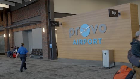 Personas-En-La-Sala-De-Salidas-Del-Aeropuerto-Municipal-De-Provo-Utah