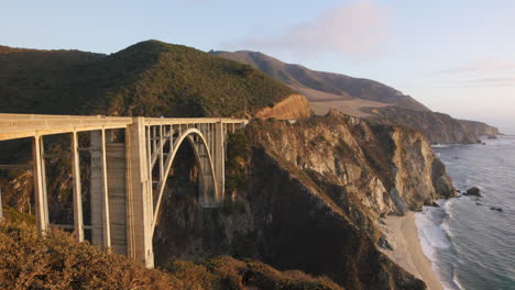 Bixby-Creek-Bridge-Bei-Sonnenuntergang-In-Big-Sur,-Monterey,-Kalifornien