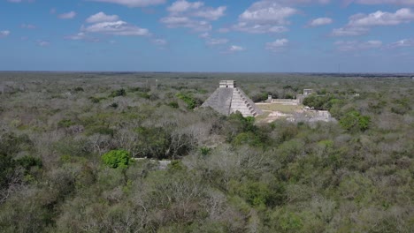 Kukulkan-Pyramid-in-Chichen-Itza-Mayan-archaeological-complex,-Yucatan-in-Mexico