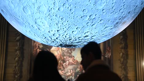 Kiss-in-front-of-the-moon,-Old-Royal-Naval-College,-London,-United-Kingdom