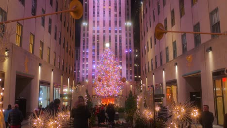 árbol-De-Navidad-Icónico-En-El-Centro-Rockefeller-En-La-Ciudad-De-Nueva-York-Con-Gente-Ocupada-En-La-Noche