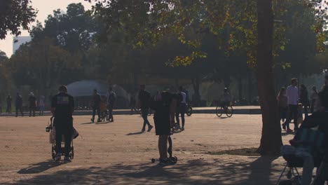 Silueta-De-Familias-Caminando-En-El-Parque-Con-Niños-Durante-La-Puesta-De-Sol---Parque-Yarkon-Tel-Aviv-#015