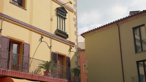 Typische-Spanische-Architektur-Mit-Pflanzen-Auf-Dem-Balkon