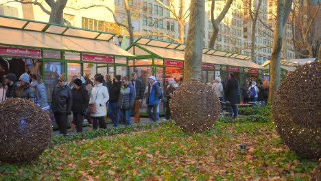 Compradores-Corriendo-En-Vacaciones-En-El-Mercado-Navideño-De-Bryant-Park-En-La-Ciudad-De-Nueva-York,-Ee.uu.