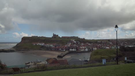 Hafen-Von-Whitby-Mit-Whitby-Abbey-Im-Hintergrund-An-Einem-Bewölkten-Bewölkten-Tag