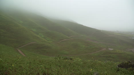 Tiro-Inclinado-Hacia-Abajo-De-Un-Sendero-Sinuoso-Al-Lado-De-Una-Región-Montañosa-En-Lomas-De-Manzano,-Pachacamac,-Lima,-Perú