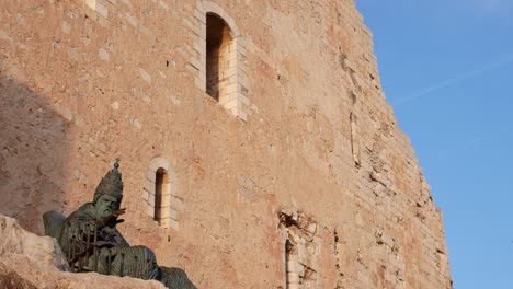 Papa-Luna--statue-and-Peñíscola-templar-castle