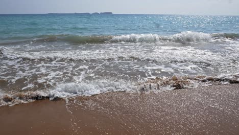 Weiße-Wellen-Auf-Dem-Braunen-Sand-Des-Megas-Lakkos-Strandes-In-Griechenland