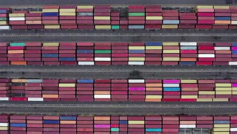 Cargo-Frachtcontainer-Im-Hafen-Von-Tacoma-In-Washington---Antenne-Von-Oben-Nach-Unten