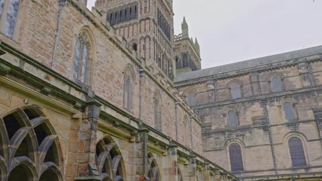 Blick-Vom-Kreuzgang-Und-Nach-Oben-Geschossen-Zu-Den-Wetsern-Towers-Der-Kathedrale-Von-Durham