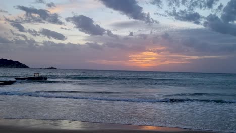 Schöner-Sonnenuntergang-Und-Das-Blaue-Meer-Mit-Den-Großen-Wellen