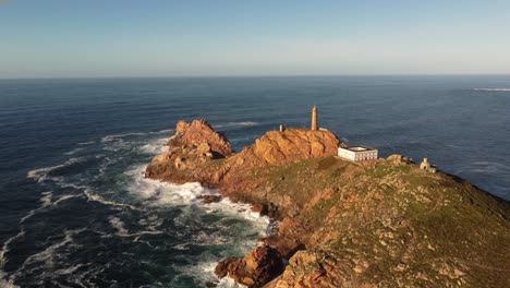 Luftaufnahme-Des-Leuchtturms-An-Der-Spitze-Der-Felsformation-In-Der-Region-Galizien-Nördlich-Von-Spanien-Cabo-Vilan