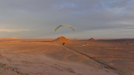 Parapente-A-Motor-Sobre-El-Paisaje-Del-Desierto-De-Mojave-Durante-Una-Impresionante-Puesta-De-Sol---Seguimiento-Aéreo