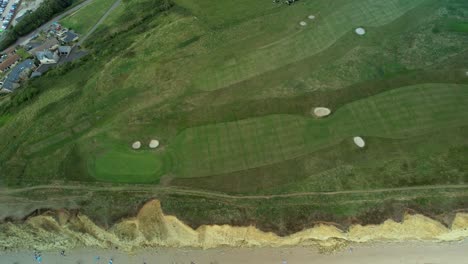 Bridport-West-Bay-Gold-Course-über-Dem-Goldenen-Sandstrand-Luftaufnahme-In-Der-Nähe-Der-Küste-Von-Dorset