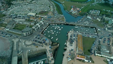 Boote-Im-Hafen-Vor-Der-Küste-Von-Dorset,-England---Luftbild