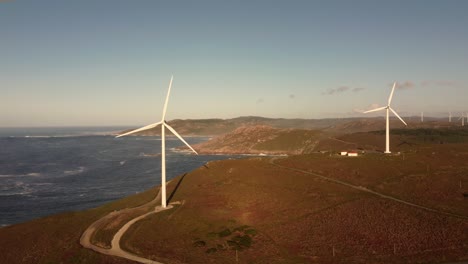 Luftaufnahmen-Turbinenwindmühle-über-Einer-Felsklippe-Mit-Ozeanmeer