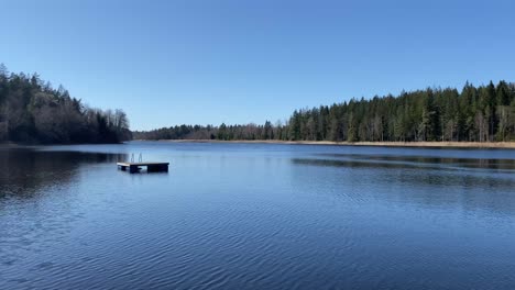 Un-Hermoso-Lago-De-Bosque-Siempre-Verde-En-Orust,-Suecia