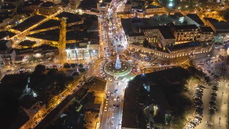 Schöner-Tag-zu-Nacht-Hyperlapse-Weihnachtsbaum-Auf-Dem-Stadtplatz