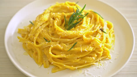 fettuccine-spaghetti-pasta-with-butternut-pumpkin-creamy-sauce