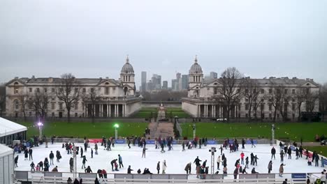 Patinaje-Sobre-Hielo-En-El-Antiguo-Colegio-Naval-Real,-Greenwich,-Londres,-Reino-Unido