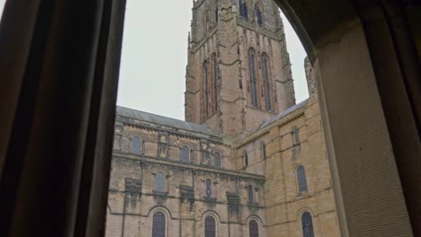 Blick-Durch-Einen-Bogen-Im-Kreuzgang-Der-Kathedrale-Von-Durham-Nach-Oben-Auf-Den-Zentralen-Hohen-Turm