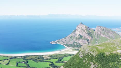 Vestfjorden-Im-Nebel-Mit-Weißem-Sandstrand,-Gesehen-Vom-Felsigen-Berg-An-Der-Küste-Von-Steigen-In-Norwegen