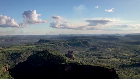 Luftaufnahme-Von-„Cerrado“-Ökosystemen-Und-Sedimentären-Sandsteinfelsen-Aus-Chapada-Das-Mesas,-Philadelphia,-Tocantins,-Nordostbrasilien