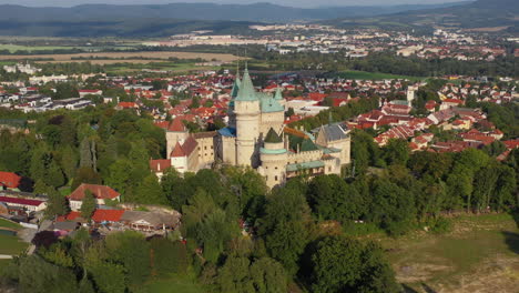 Breite-Rotierende-Drohnenaufnahme-Des-Schlosses-Der-Geister-Oder-Des-Schlosses-Bojnice-In-Der-Slowakei