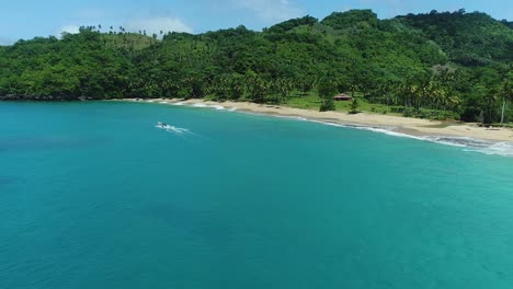 Luftaufnahme-Des-Blauen-Meeres-Und-Des-Playa-Colorado-Mit-Tropischen-Bäumen-An-Einem-Sonnigen-Sommertag-In-Der-Dominikanischen-Republik