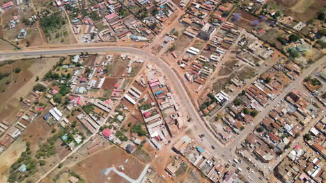 Vista-De-ángulo-Alto-De-Una-Intersección-Concurrida-En-Un-Pequeño-Pueblo-En-Kenia