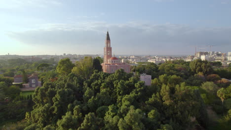 Schöne-Orthodoxe-Kirche,-Umgeben-Von-Bäumen-Und-Rasenflächen---Drohnenschuss-Eindrücken