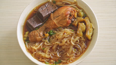 Geschmorte-Hühnernudeln-In-Brauner-Suppenschüssel---Asiatischer-Essensstil