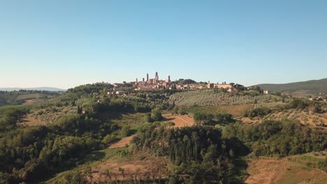 Lento-Establecimiento-De-Vuelo-Al-Antiguo-Pueblo-Italiano-San-Gimignano-En-Toscana-4k