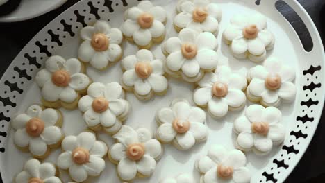 Elegante-Weiße-Blumenzuckerplätzchen-Auf-Tablett-Am-Hochzeitsbuffet