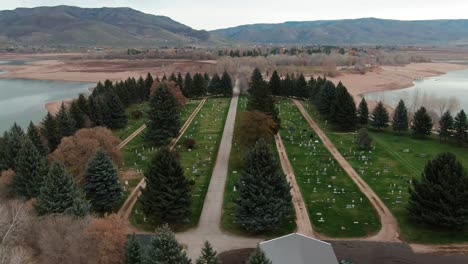 Impresionante-Toma-Panorámica-Lateral-En-El-Cementerio-De-Huntsville-En-Utah
