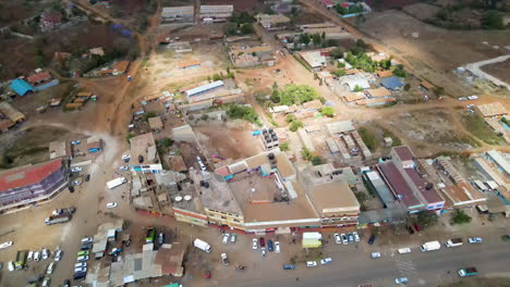 Antenne-Eines-Belebten-Stadtzentrums-In-Kenia---Drohne,-Die-Rückwärts-über-Dächer-Fliegt