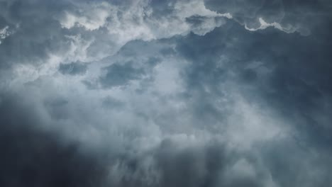 Gewitter,-Cumulonimbus-wolken,-Die-Sich-Mit-Blitzschlag-Am-Himmel-Bewegen