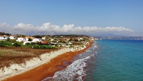 Luftaufnahme-Des-Strandes-Von-Megas-Lakkos-In-Griechenland-Tagsüber---Drohnenaufnahme