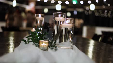 Rack-Fokus-Nahaufnahme-Von-Glänzend-Verzierten-Tischdekoration-Bei-Kerzenschein-Am-Veranstaltungsort-Für-Hochzeitsfeiern
