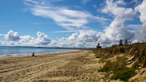 Panoramaaufnahme-Von-Schönem-Sandstrand,-Dünen-Und-Wolken-Am-Blauen-Himmel---Maitai-Bay-In-Neuseeland---Schwenkaufnahme