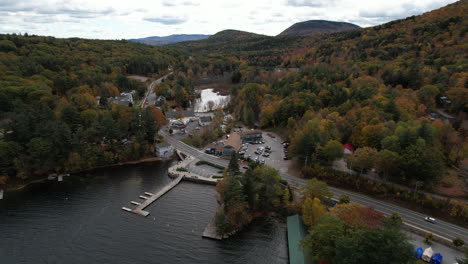 Luftbild-Von-Newbury,-New-Hampshire,-USA,-Kleinstadt-Am-Sunapee-Lake-Und-Farben-Des-Herbstes-Im-Baumlaub,-Drohnenaufnahme