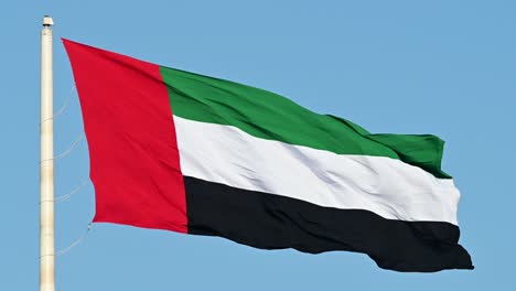 Slowmotion:-Die-Flagge-Der-Vereinigten-Arabischen-Emirate-Weht-In-Der-Luft,-Das-Nationale-Symbol-Der-Vereinigten-Arabischen-Emirate