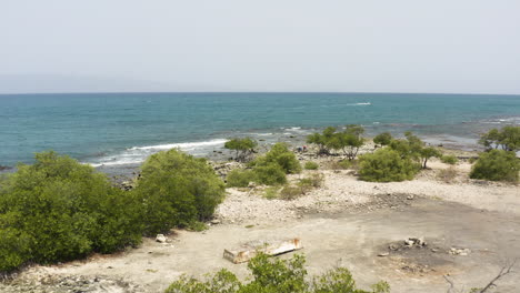 Antena---Barcos-En-La-Hermosa-Playa-De-Monte-Rio,-Azua,-República-Dominicana,-Adelante