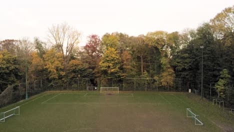 Verlassener-Fußballplatz,-Umgeben-Von-Einem-Wunderschönen,-üppig-Bewaldeten-Park
