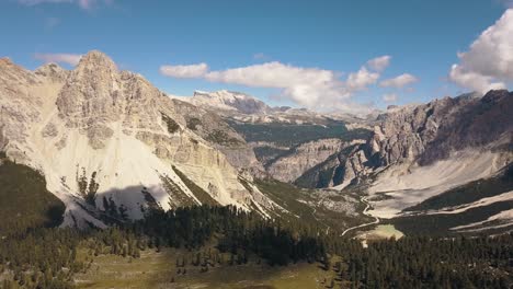 Langsam-Rotierende-Drohne-über-Bergkette-Fanes-Sennes-Braies-In-Den-Dolomiten,-Italien-4k