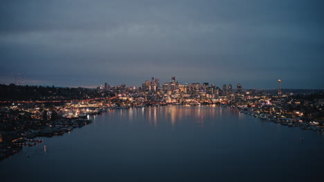 Innenstadt-Von-Seattle-über-Dem-See,-Drohnen-Hyperlapse
