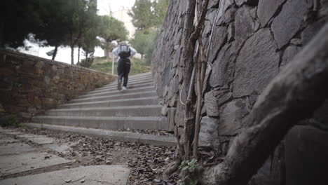 Fitness-Läufer,-Der-Im-Barcelona-Park-Bergauf-Klettert